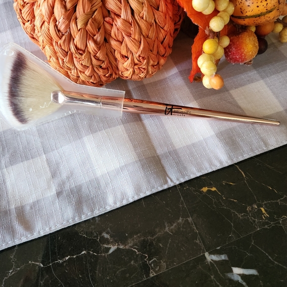 IT Cosmetics Airbrush Radiance Fan Brush - Picture 1 of 6